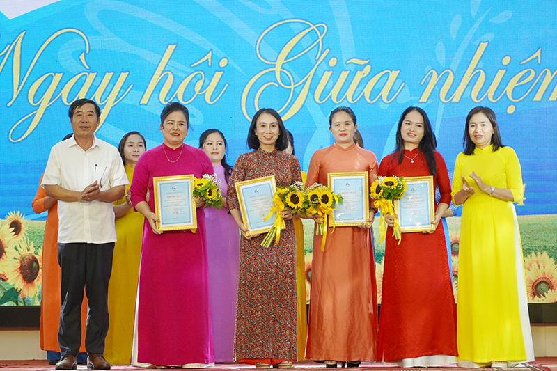 Đại diện lãnh đạo Ủy ban MTTQVN huyện, Hội LHPN huyện Bố Trạch trao thưởng cho các đơn vị đoạt giải khuyến khích.