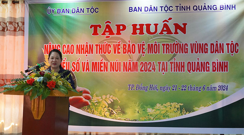 Đồng chí Thứ trưởng, Phó Chủ nhiệm Ủy ban Dân tộc Nông Thị Hà phát biểu tại lớp tập huấn.