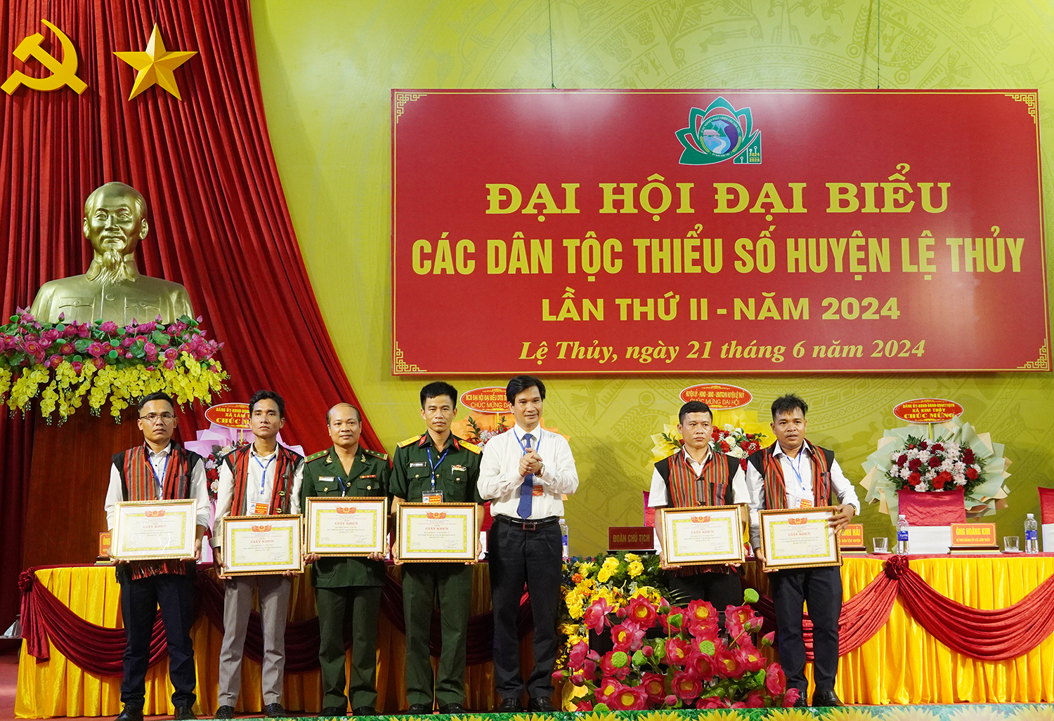 Đại diện lãnh đạo huyện Lệ Thủy tặng giấy khen cho các tập thể có thành tích xuất sắc trong thực hiện công tác dân tộc giai đoạn 2019-2024.