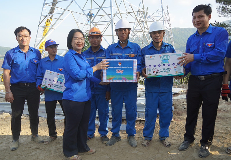 Đại diện lãnh đạo Trung ương Đoàn, Tỉnh đoàn Quảng Bình tặng quà động viên đội hình tình nguyện viên và đội thi công dự án.