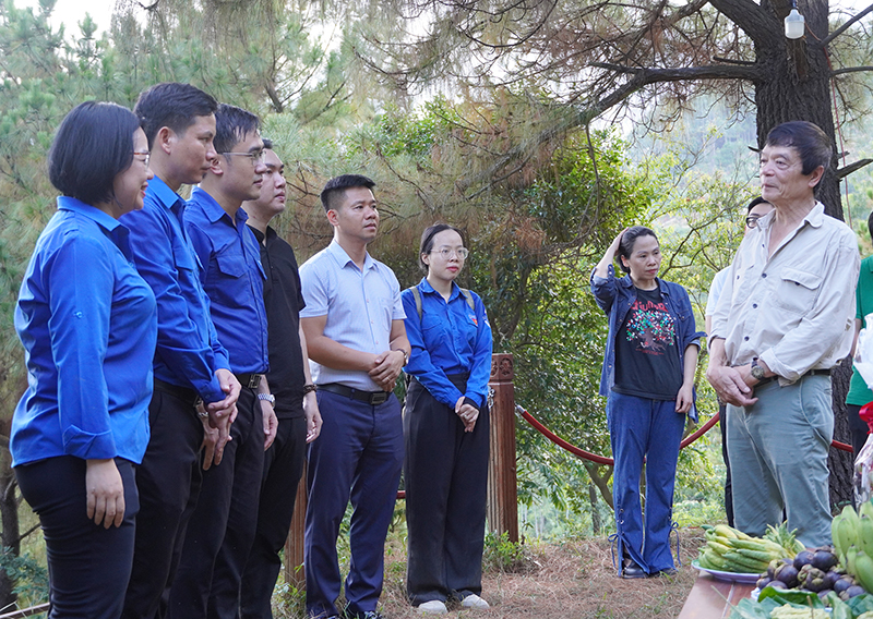 Đại diện lãnh đạo Trung ương Đoàn, Tỉnh đoàn Quảng Bình trò chuyện cùng đại diện gia đình Đại tướng Võ Nguyên Giáp.