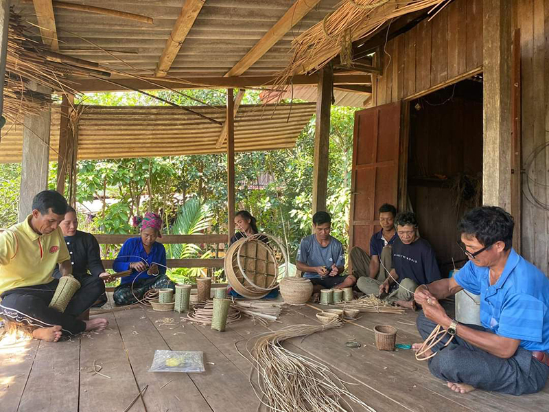 Lớp học mây tre đan do Trung tâm GDNN-GDTX huyện Minh Hóa đào tạo lưu động tại xã Trọng Hóa thu hút đông đảo học viên.