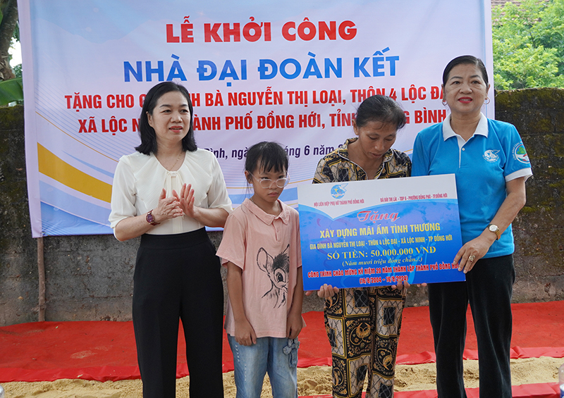 Đại diện lãnh đạo Hội LHPN TP. Đồng Hới  trao biển tượng trưng hỗ trợ kinh phí xây nhà cho gia đình.