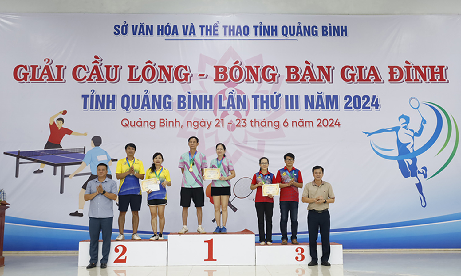 Ban Tổ chức trao giải cho VĐV xuất sắc ở nội dung đôi vợ chồng (nhóm 2) bộ môn bóng bàn. 