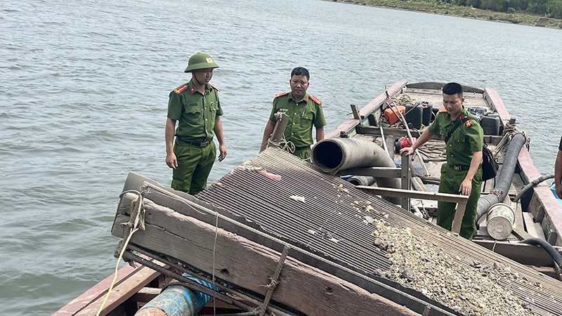 Lực lượng chức năng tăng cường đấu tranh, chấn chỉnh hoạt động khai thác cát trên sông Gianh.