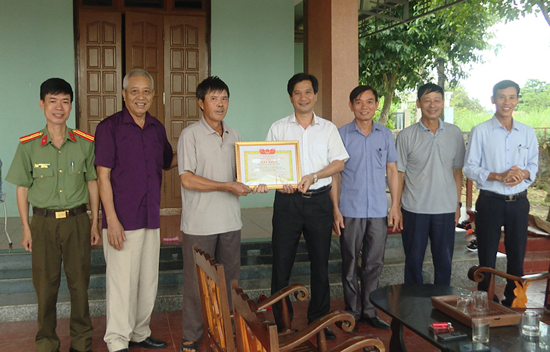 Chủ tịch UBND huyện Lệ Thủy trao giấy khen cho gia đình ông Nguyễn Quốc Thành, thôn Tam Hương, xã Phú Thủy.