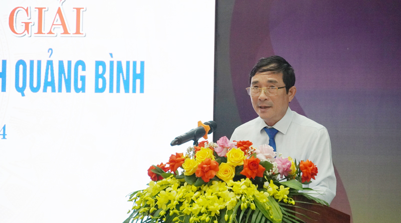 Đại diện lãnh đạo Sở Văn hóa-Thể thao báo cáo tổng kết Cuộc thi sáng tác Biểu trưng tỉnh Quảng Bình.
