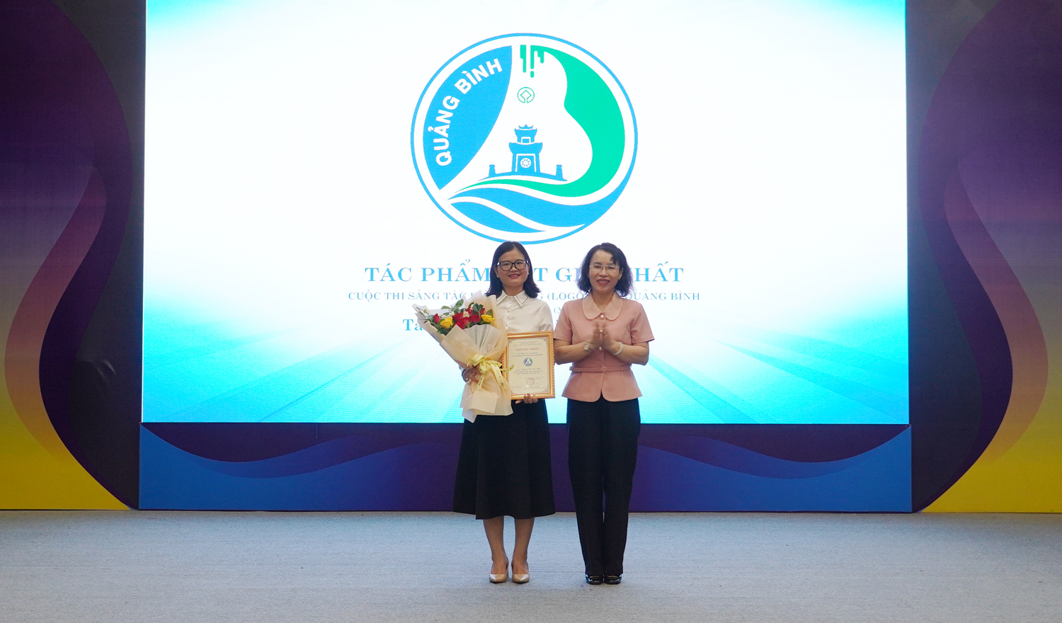Giám đốc Sở Văn hóa-Thể thao Nguyễn Thị Bích Thủy trao Nhất Cuộc thi sáng tác Biểu trưng tỉnh Quảng Bình cho tác giả Hoàng Thị Thu Thảo đến từ tỉnh Quảng Nam.