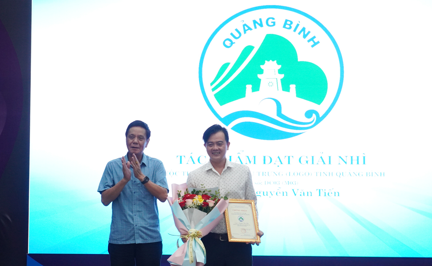Đại diện Ban Tuyên giáo Tỉnh ủy trao giải Nhì cho tác giả Nguyễn Văn Tiến đến từ TP. Hồ Chí Minh.