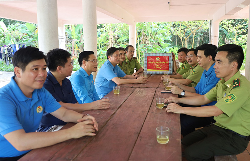 Đại diện lãnh đạo Liên đoàn Lao động tỉnh và Công đoàn cơ sở Vườn Quốc gia Phong Nha-Kẻ Bàng thăm, động viên, tặng quà các trạm kiểm lâm ở địa bàn xa trung tâm.