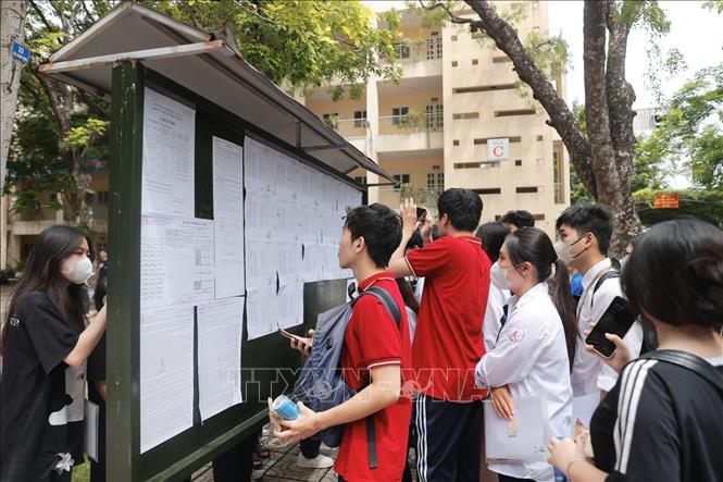 Thí sinh xem số báo danh, sơ đồ phòng thi tại điểm thi trường THPT Nguyễn Gia Thiều (Hà Nội). Ảnh: Minh Quyết/TTXVN