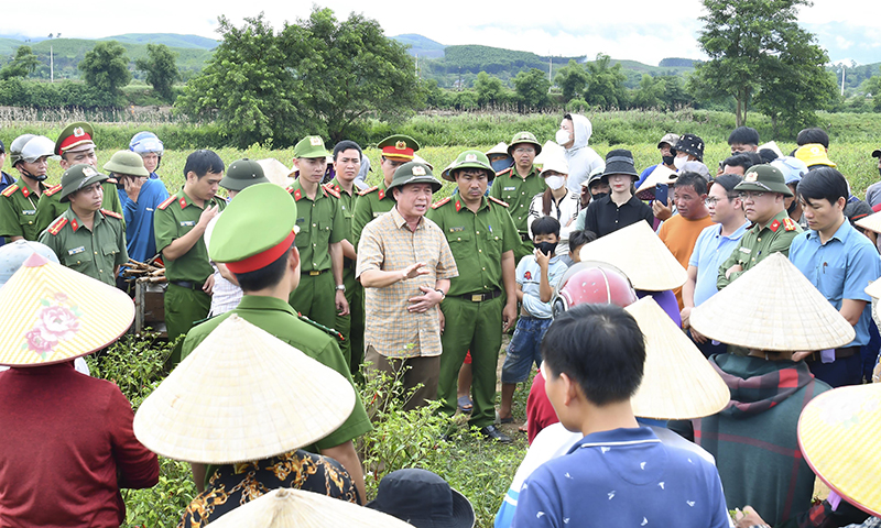 Đồng chí đại tá Nguyễn Hữu Hợp, Giám đốc Công an tỉnh trực tiếp trao đổi một số thông tin với người dân về công tác bảo đảm an ninh trật tự trên địa bàn.
