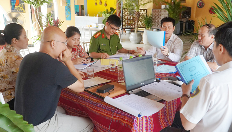 Các đơn vị chức năng tăng cường công tác thanh tra, kiểm tra về công tác bảo đảm an toàn thực phẩm tại các cơ sơ kinh doanh dịch vụ ăn uống mùa du lịch.