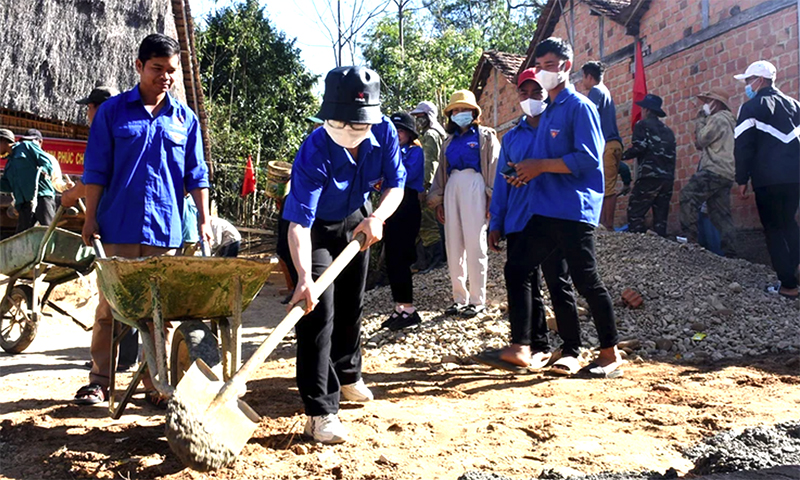 Cán bộ, đảng viên ở cơ sở đóng góp ngày công xây dựng nông thôn mới. (Ảnh BÁO KON TUM)