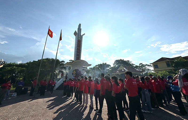 các đại biểu đã kính cẩn dâng hương, dâng hoa tưởng nhớ các anh hùng liệt sỹ đã hy sinh vì sự nghiệp bảo vệ Tổ quốc.