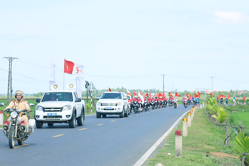 Đoàn diễu hành với sự tham gia của các tình nguyện viên, đoàn viên, thanh niên.