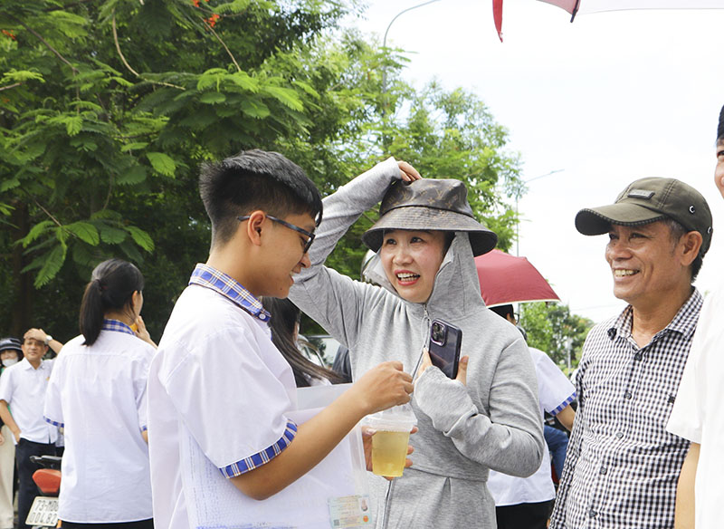 Thí sinh hạnh phúc trong sự động viên của gia đình.