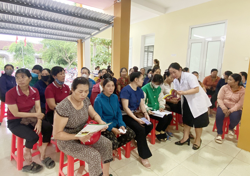 Trung tâm Y tế huyện Tuyên Hóa tư vấn chăm sóc sức khỏe sinh sản cho người dân trên địa bàn.