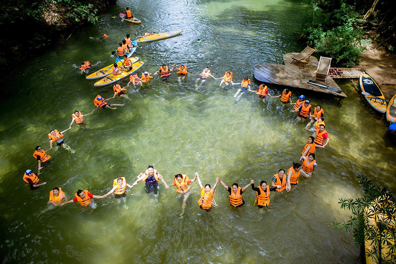 Du khách trải nghiệm khu du lịch sinh thái Ozo Park.