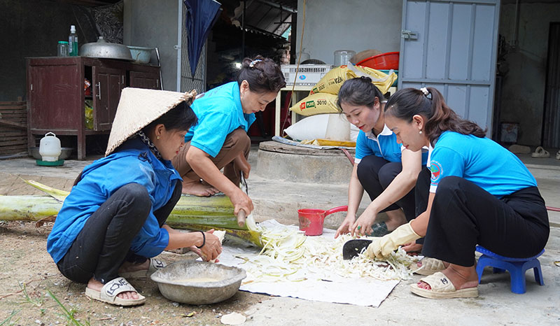 Chị em phụ nữ xã Nghĩa Ninh thường xuyên đỡ đần, hỗ trợ chị Phạm Thị Hiếu trong cuộc sống thường ngày.