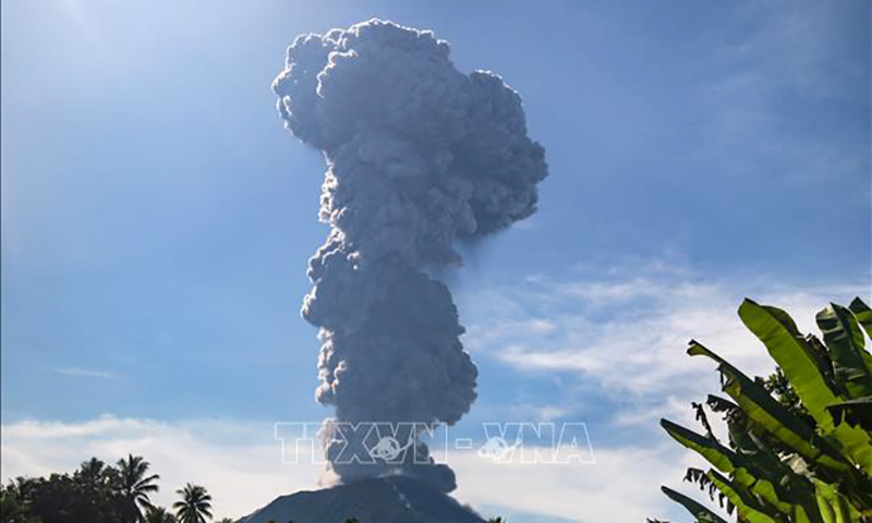 Tro bụi phun lên từ miệng núi lửa Ibu ở Gam Ici, Bắc Maluku, Indonesia, ngày 13/5/2024. Ảnh: AFP/TTXVN