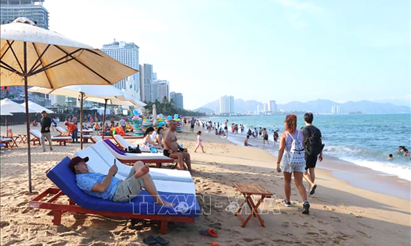 Nha Trang có bãi biển đẹp, thu hút du khách trong nước và quốc tế. Ảnh: Đặng Tuấn/TTXVN