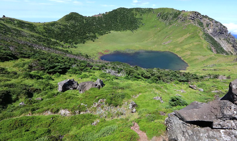  Núi Halla trên đảo Jeju, Hàn Quốc. Ảnh: Yonhap