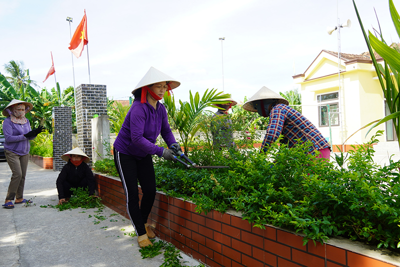 Bà con nhân dân thôn Tròn, xã Vạn Trạch chung sức xây dựng khu dân cư nông thôn mới kiểu mẫu.