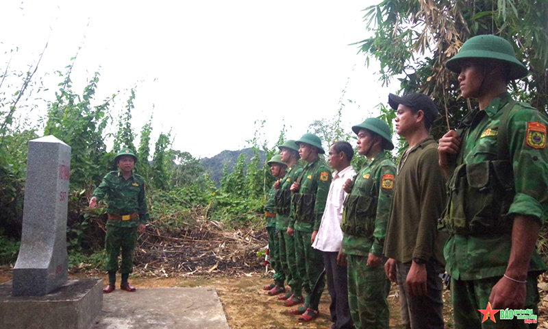 Cán bộ, chiến sĩ Đồn Biên phòng Cồn Roàng và nhân dân kiểm tra mốc quốc giới.   