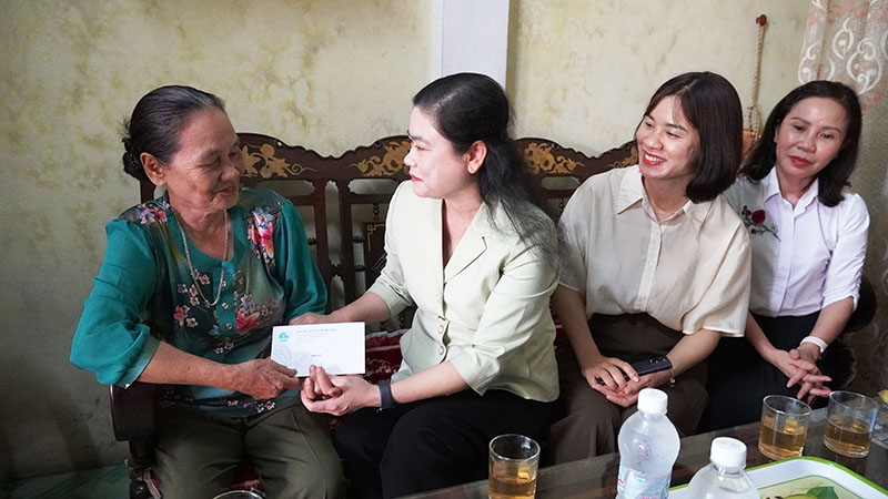 Thăm hỏi gia đình liệt sỹ, người có công với cách mạng