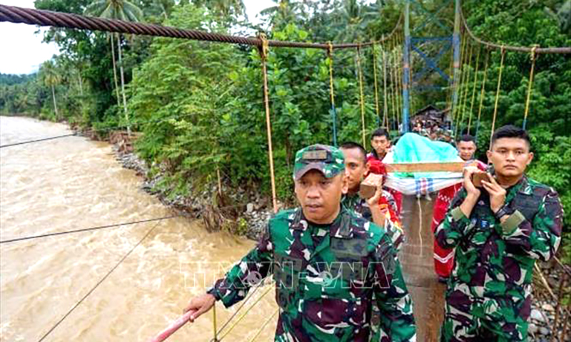 Vụ lở đất tại Indonesia: Tìm thấy 23 người còn sống