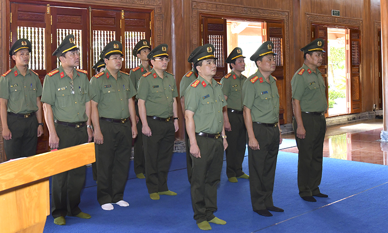 Tổ chức lễ báo công tại Đền thờ Bác Hồ và các Anh hùng liệt sỹ tỉnh