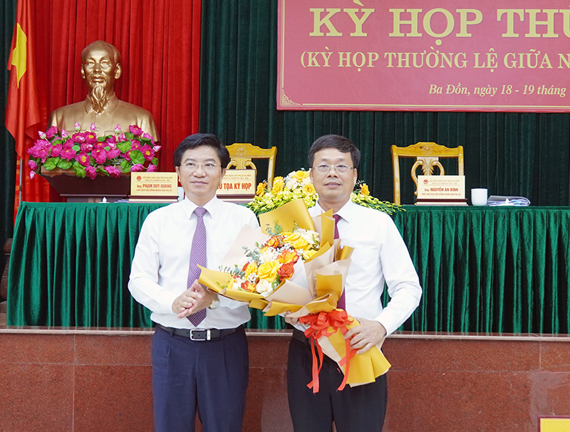 Đồng chí Đinh Thiếu Sơn được bầu giữ chức Chủ tịch UBND thị xã Ba Đồn