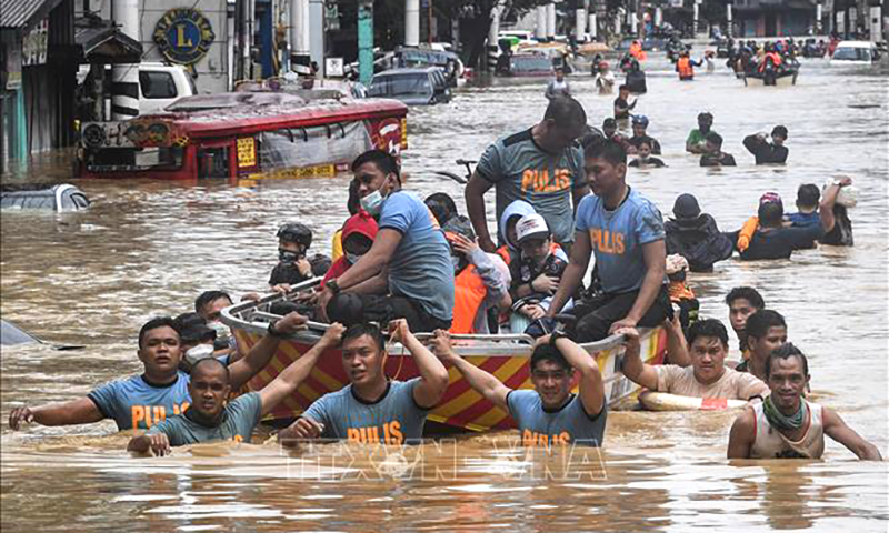 Lũ lụt gây tê liệt vùng thủ đô Manila và nhiều khu vực ở Philippines