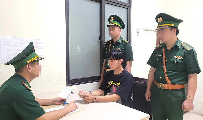 Cán bộ, chiến sĩ Đồn Biên phòng CKQT Cha Lo bắt giữ đối tượng Lý Văn Học.