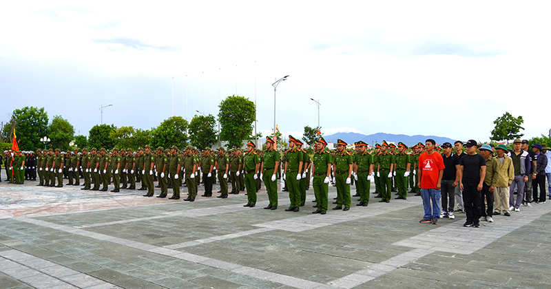 Các lực lượng tham gia lễ ra mắt lực lượng tham gia bảo vệ an ninh trật tự trên địa bàn TP. Đồng Hới.