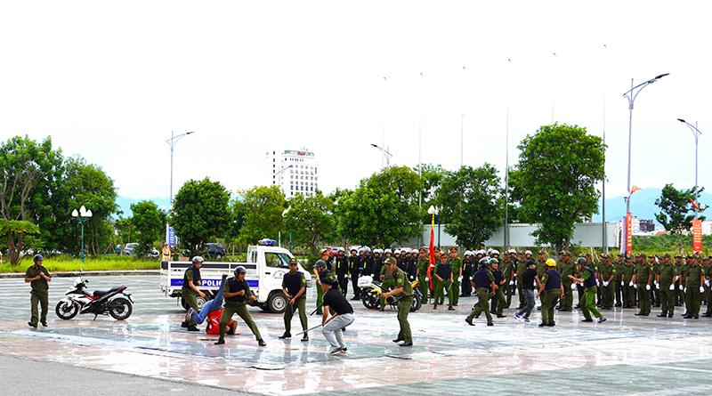 Diễu hành biểu dương lực lượng.