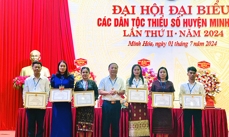 Các tập thể, cá nhân có thành tích xuất sắc trong thực hiện công tác dân tộc và chính sách dân tộc vùng đồng bào DTTS giai đoạn 2019-2024 được Ban Dân tộc tỉnh, UBND huyện Minh Hóa khen thưởng.