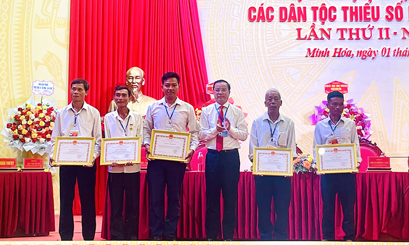 Các tập thể, cá nhân có thành tích xuất sắc trong thực hiện công tác dân tộc và chính sách dân tộc vùng đồng bào DTTS nhiệm kỳ 2019-2024 được Ban Dân tộc tỉnh, UBND huyện khen thưởng.