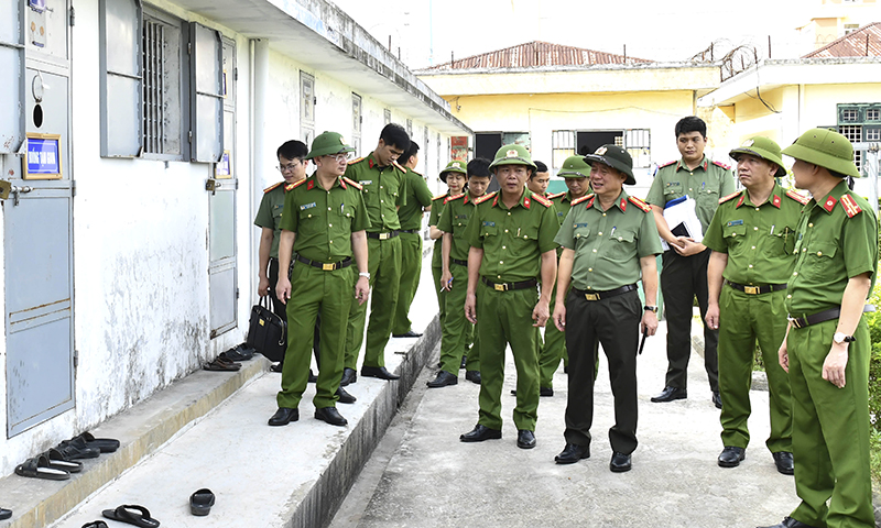 Đồng chí Giám đốc Công an tỉnh kiểm tra công tác giam giữ tại Nhà tạm giữ Công an TP. Đồng Hới.