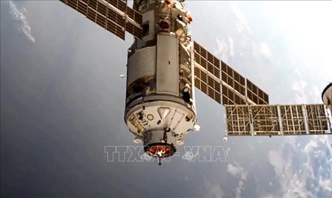 Module Nauka của Cơ quan vũ trụ LB Nga Roscosmos hạ cánh xuống Trạm Vũ trụ Quốc tế ngày 29/7/2021. (Ảnh: AFP/TTXVN)