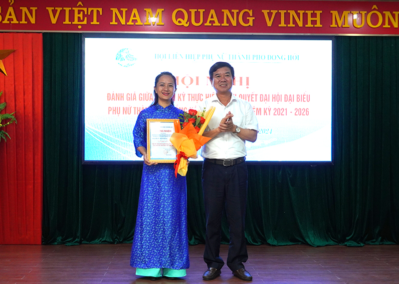 Đại diện lãnh đạo TP. Đồng Hới trao giải nhất cuộc thi “Sáng kiến truyền thông xây dựng nông thôn mới, đô thị văn minh” do cho Hội LHPN phường Hải Thành.