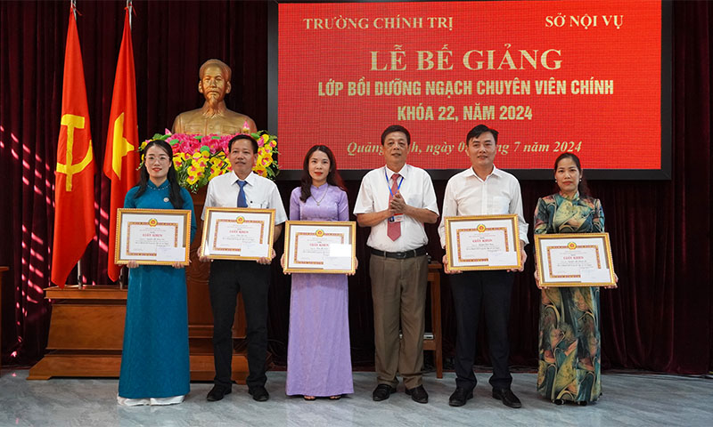  Đại diện lãnh đạo Trường Chính trị tỉnh trao giấy khen cho các học viên xuất sắc.