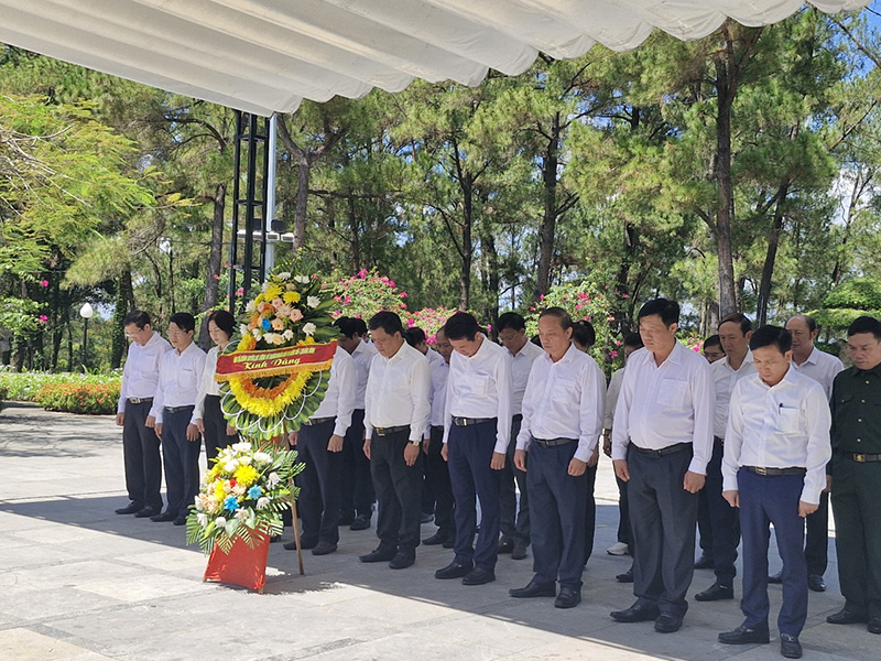 Đoàn đại biểu thành phố dâng hoa, dâng hương tại Nghĩa trang Nghĩa trang liệt sỹ Quốc gia Trường Sơn.