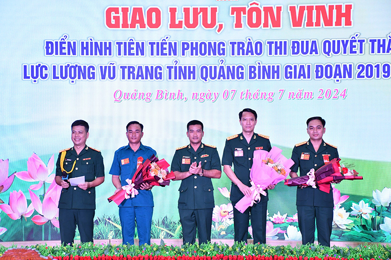 Đại tá Đoàn Sinh Hoà, Chỉ huy trưởng Bộ CHQS tỉnh tặng hoa cho các điển hình tiên tiến tham dự giao lưu.