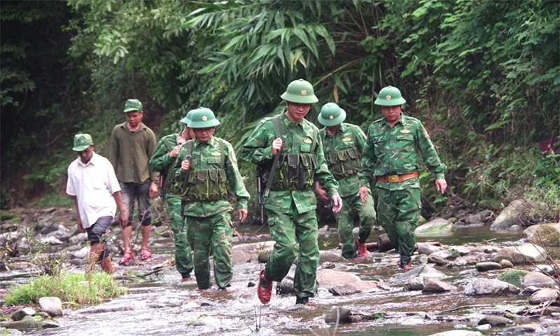 Cán bộ, chiến sĩ Đồn Biên phòng Cồn Roàng tuần tra bảo vệ biên giới, địa bàn. Ảnh: Viết Lam