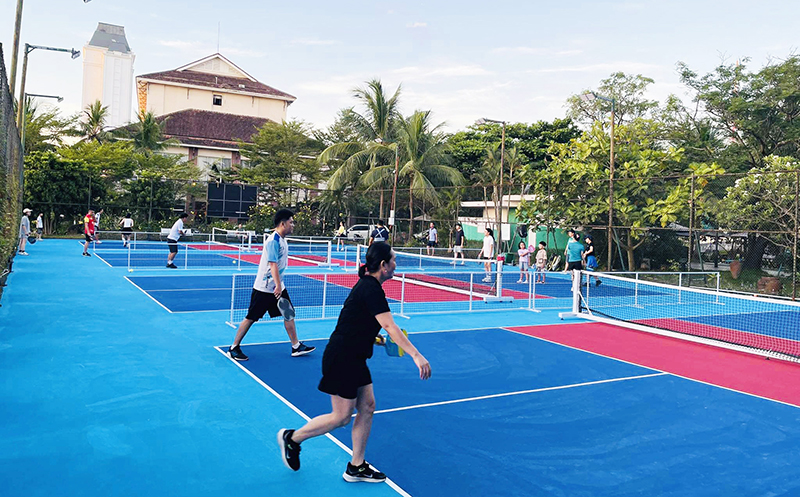 Pickleball môn thể thao mới lạ lôi cuốn người chơi - Báo Quảng Bình điện tử