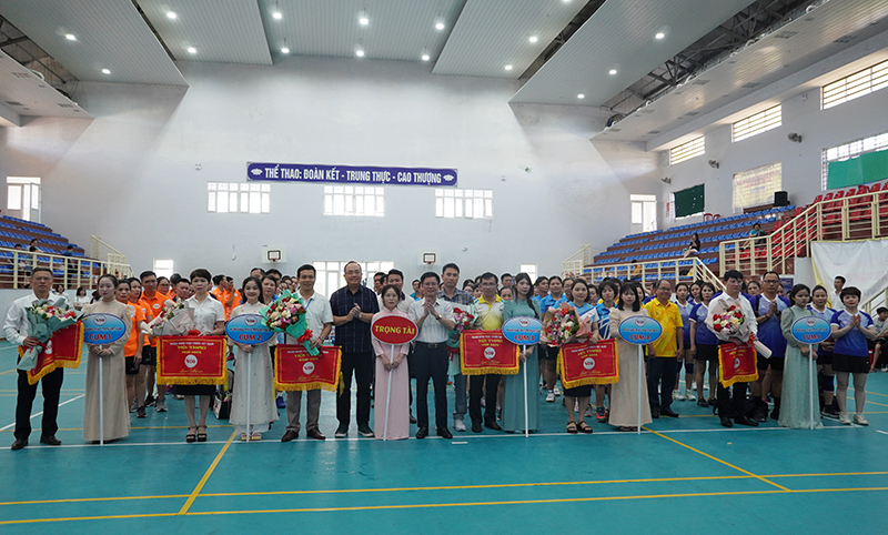 Đồng chí Bí thư Đảng ủy Khối Doanh nghiệp Phạm Quang Ánh và Chủ tịch Hội đồng quản trị NHPT Việt Nam Lê Văn Hoan tặng cờ lưu niệm, hoa cho các đơn vị tham gia hội thao.