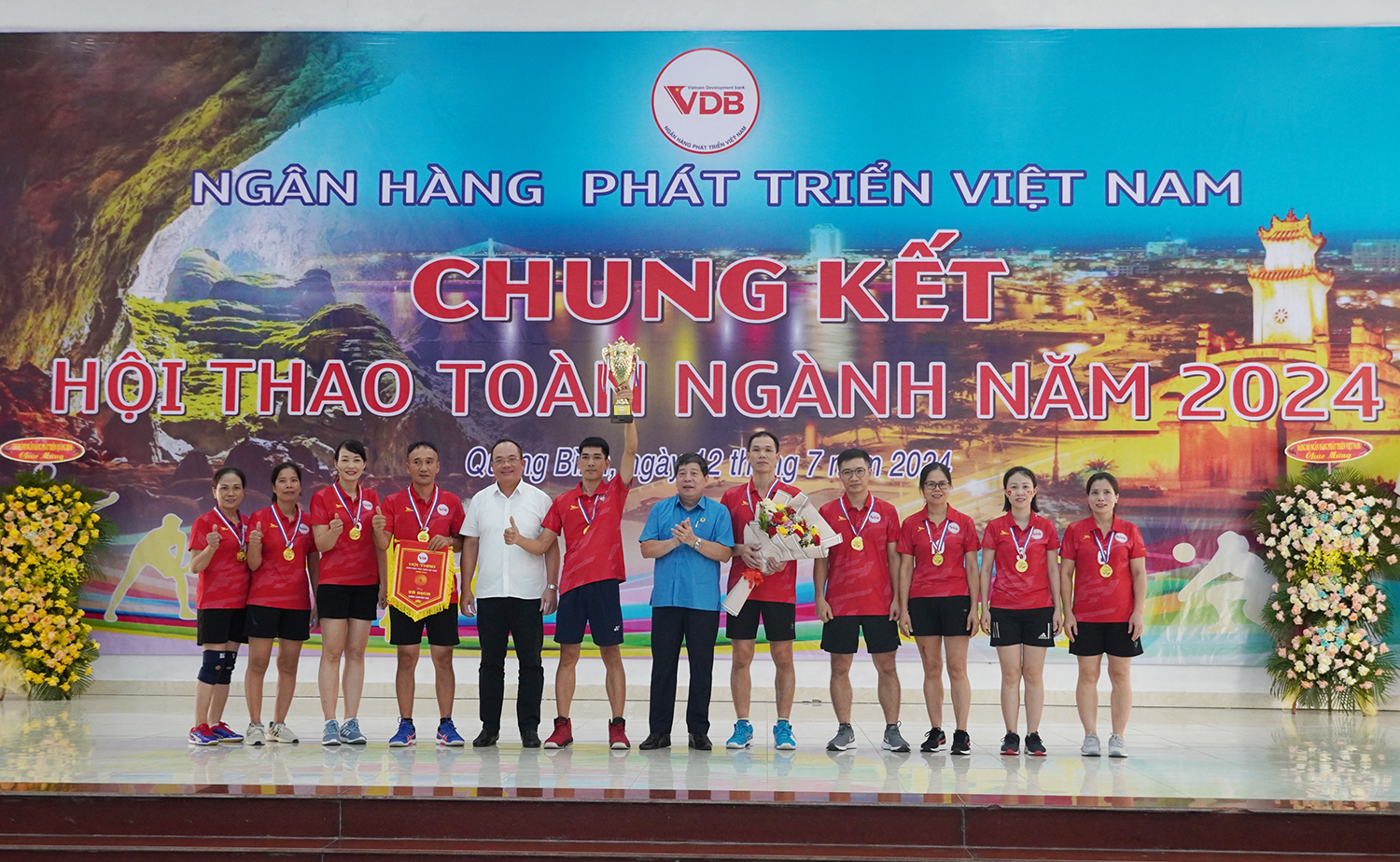 Phó Chủ tịch Thường trực Công đoàn Viên chức Việt Nam Nguyễn Văn Đông và Chủ tịch Hội đồng quản trị NHPT Việt Nam trao huy chương, cúp cho đội vô địch nội dung thi đấu bóng chuyền hơi.