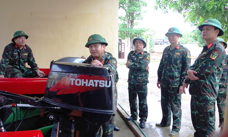 Kiểm tra phương tiện tàu, xuồng tại Đại đội Công binh.